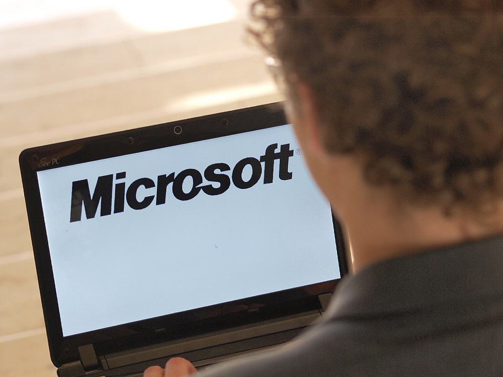 Microsoft-Logo auf einem Computer (Archiv)