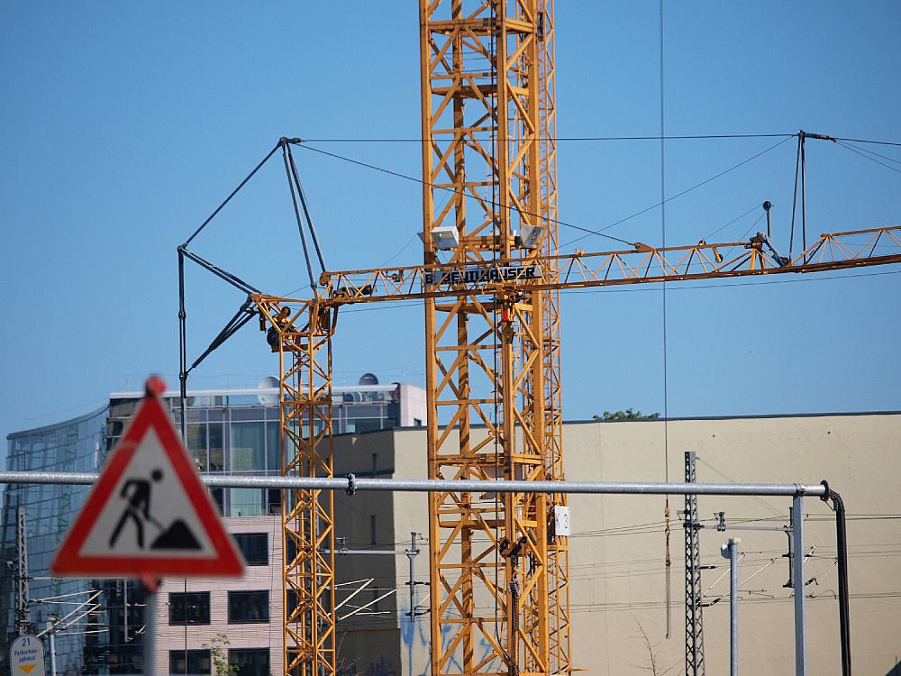 Baukräne auf einer Baustelle (Archiv)