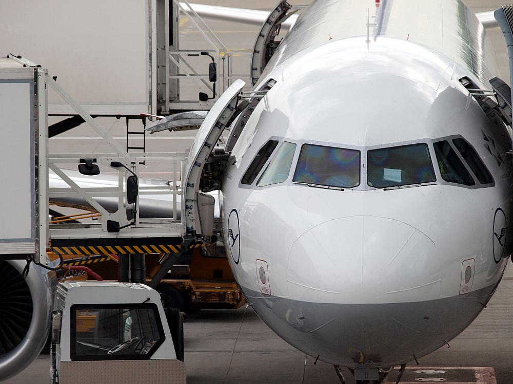 Lufthansa-Maschine wird am Flughafen beladen