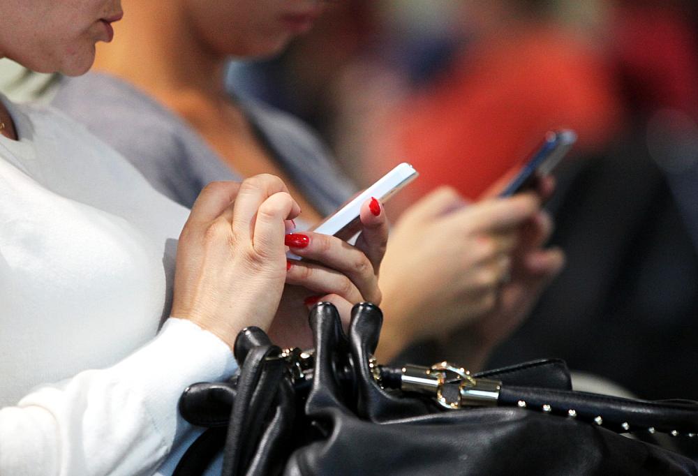 Smartphone-Nutzerinnen (Archiv)
