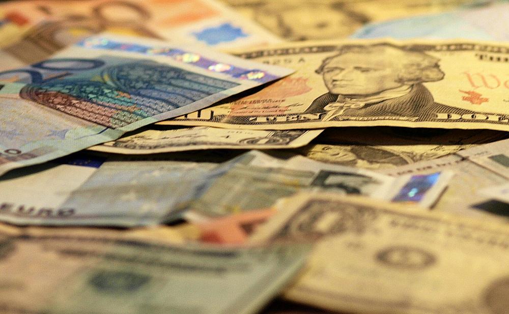 Euro- und Dollarscheine (Archiv)
