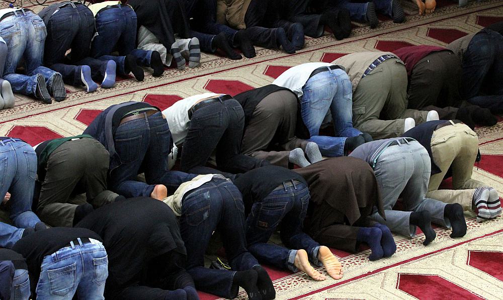 Gläubige Muslime beim Gebet in einer Moschee (Archiv)