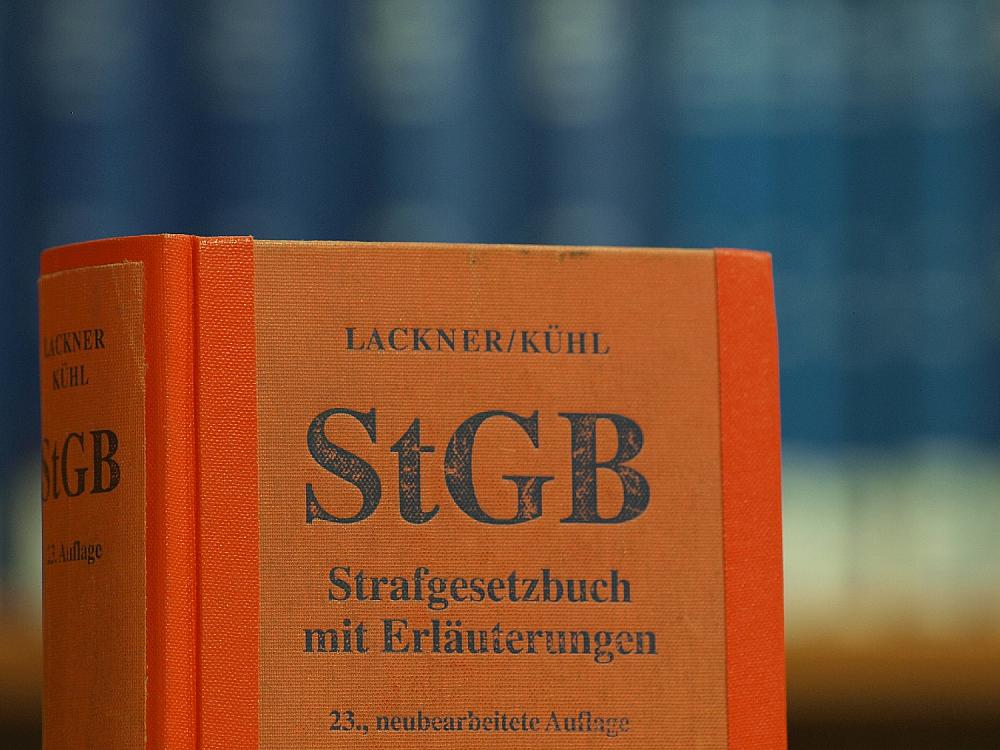 Das Strafgesetzbuch in einer Bibliothek (Archiv)