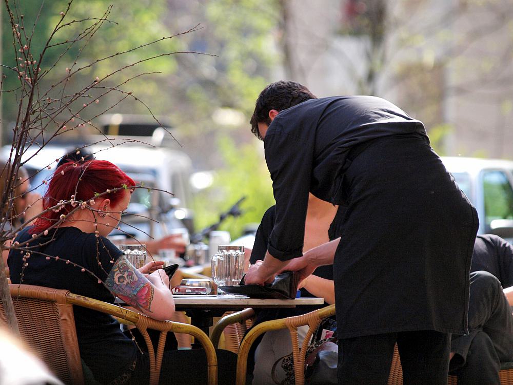 Bedienung in einem Café (Archiv)