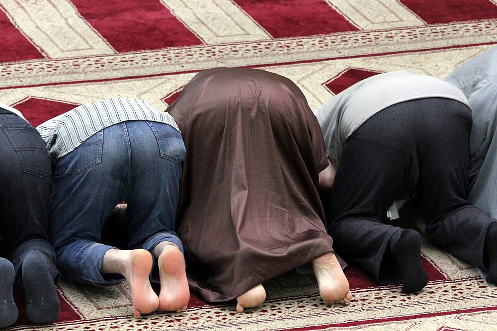 GlÃ¤ubige Muslime beim Gebet in einer Moschee