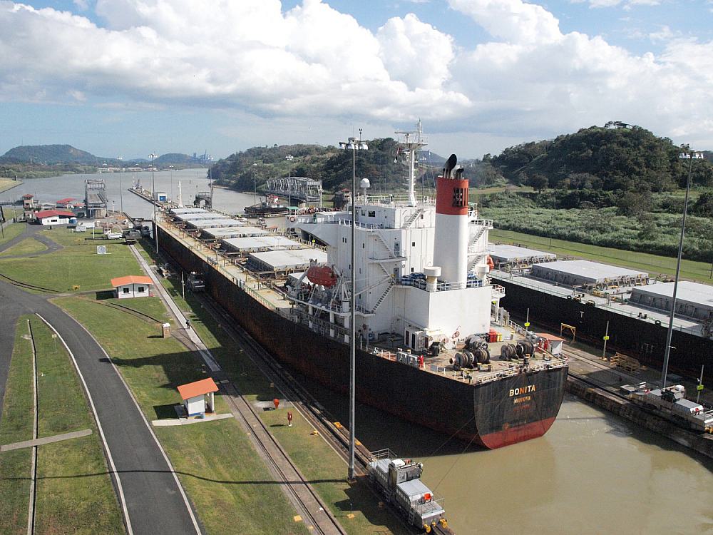 Frachtschiff im Panama-Kanal (Archiv)