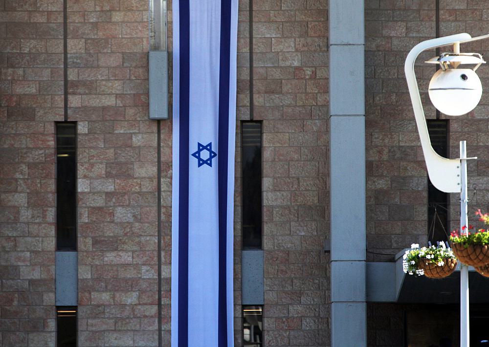 Israelische Fahne am Gebäude des israelischen Parlaments (Archiv)