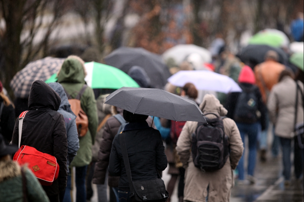 Menschen mit Regenschirm