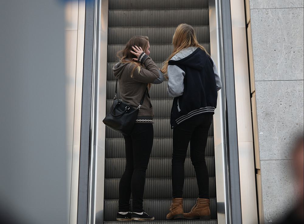 Junge Mädchen auf einer Rolltreppe (Archiv)