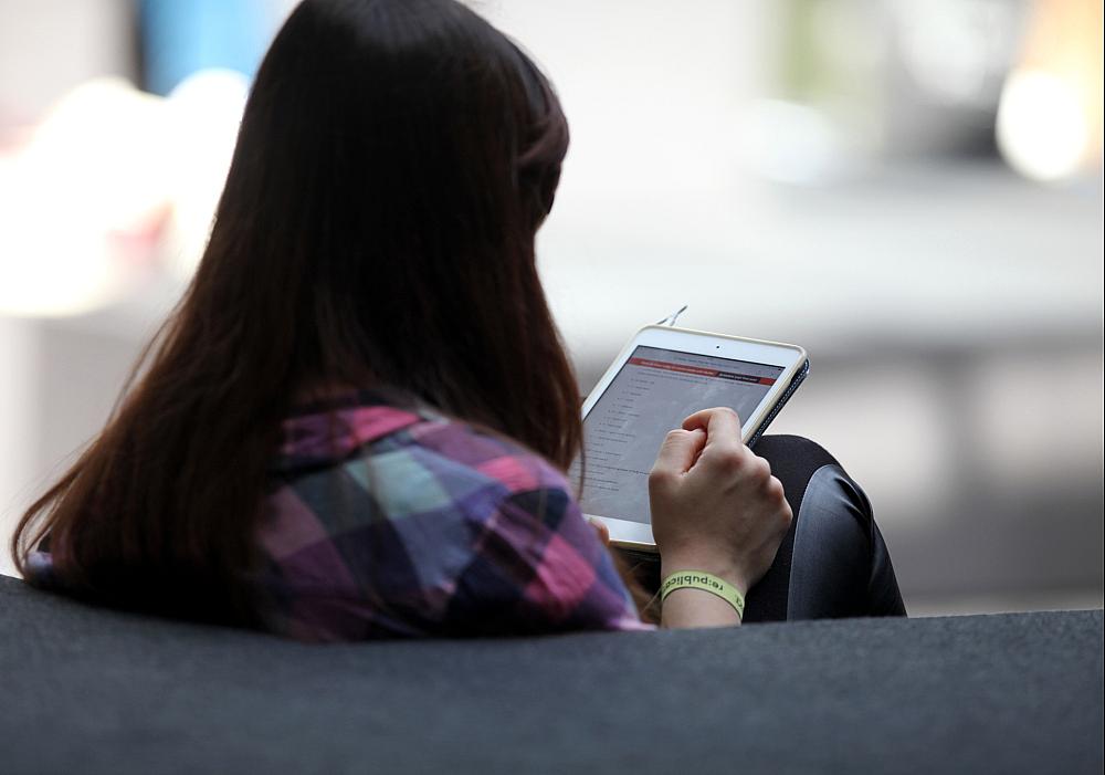 Frau mit Tablet (Archiv)