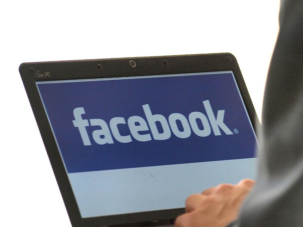 Facebook-Nutzer am Computer (Archiv)