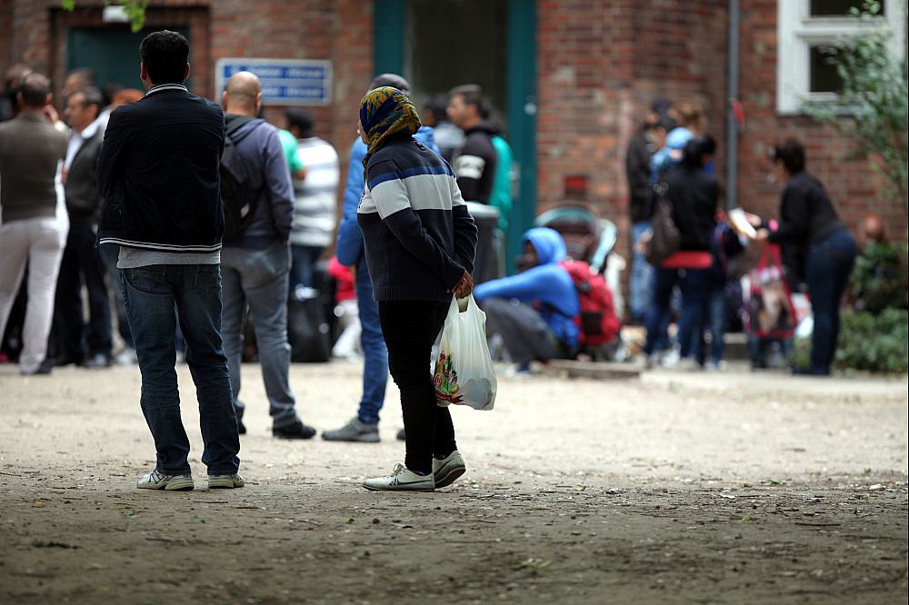 FlÃ¼chtlinge an einer Aufnahmestelle
