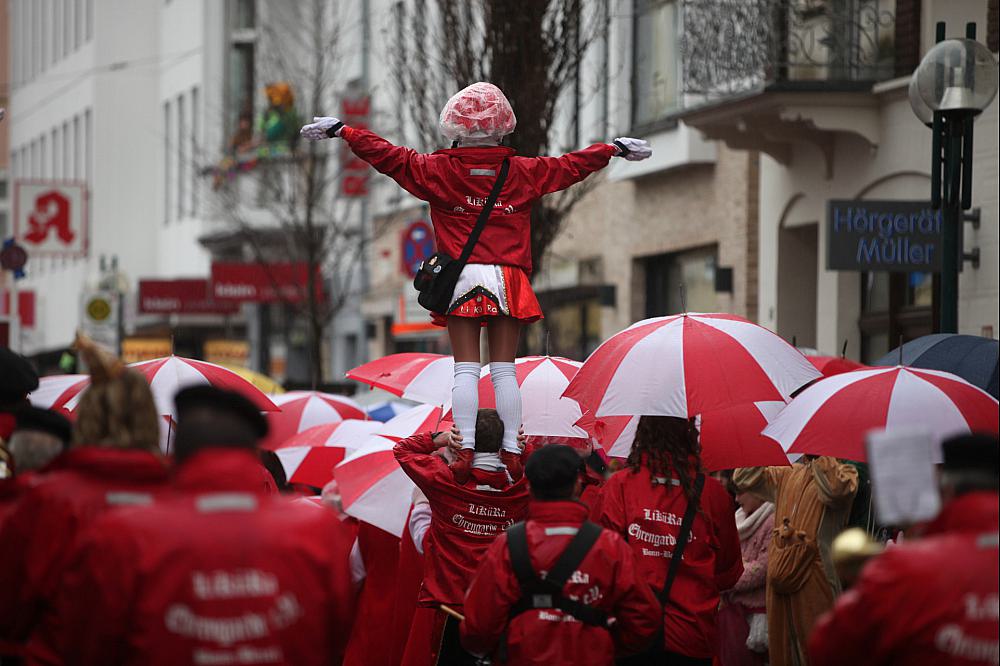 Tanzmariechen im Straßenkarneval (Archiv)