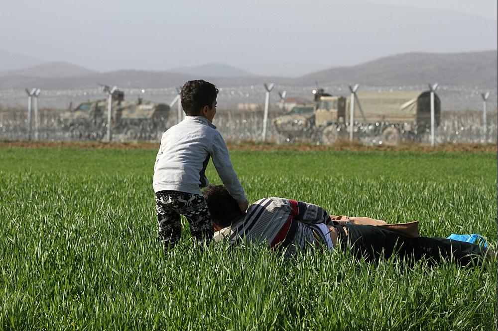 FlÃ¼chtlinge vor dem mazedonischen Grenzzaun