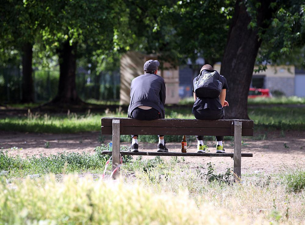 Jugendliche auf einer Parkbank mit Bier (Archiv)
