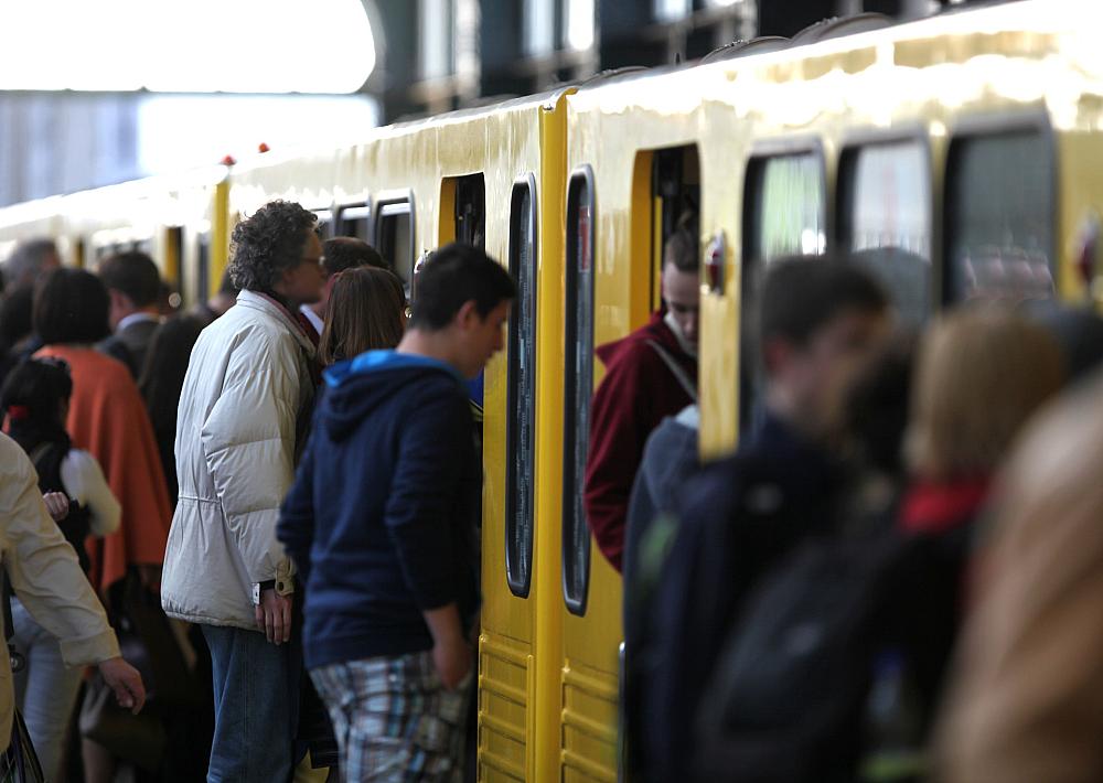 Fahrgäste am Bahnsteig einer Berliner U-Bahn