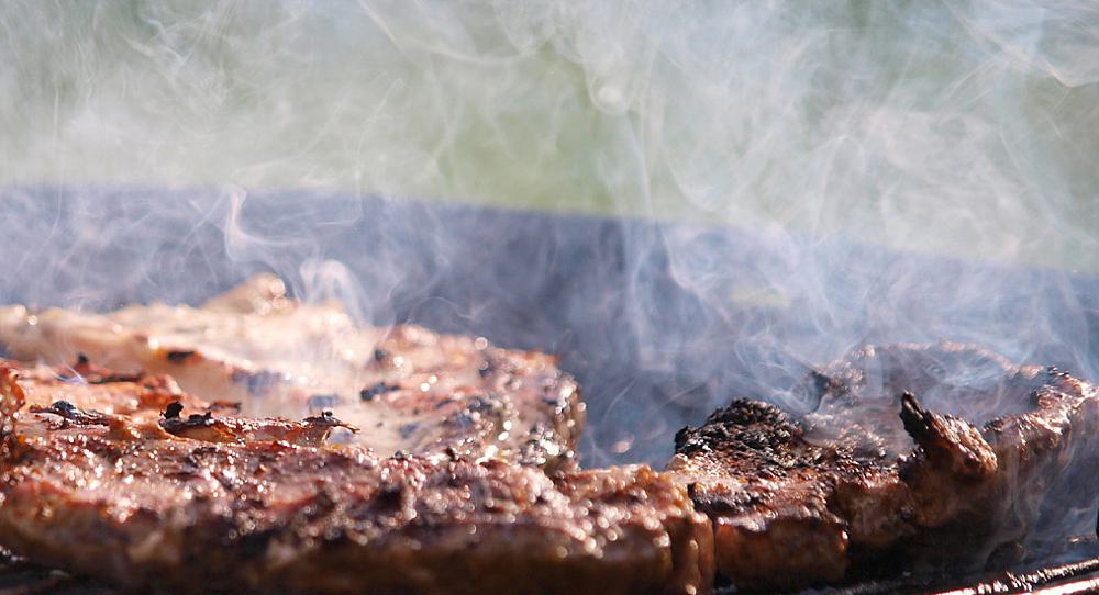Steak auf einem Grill (Archiv)