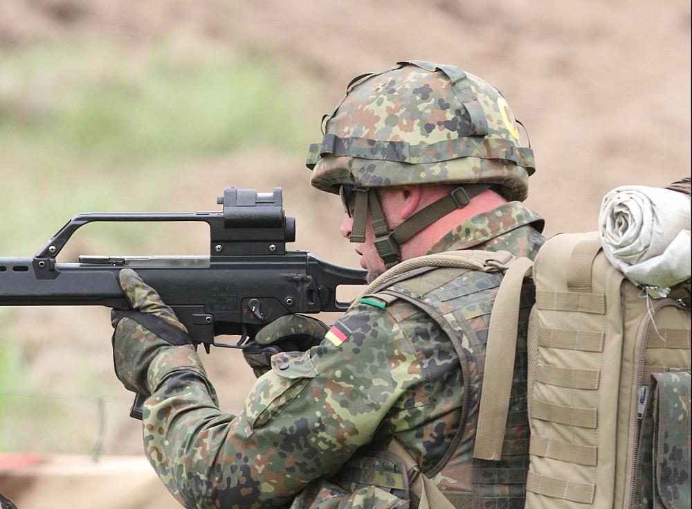 Bundeswehr-Soldat mit G36 (Archiv)