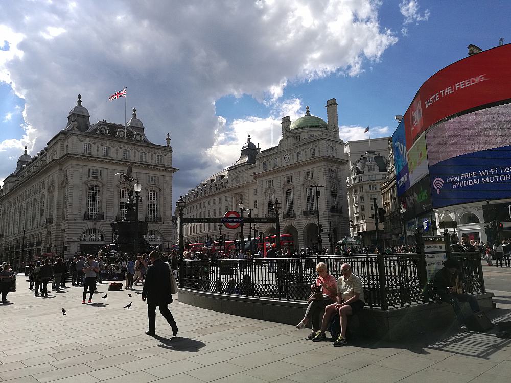 Piccadilly Circus in London (Archiv)