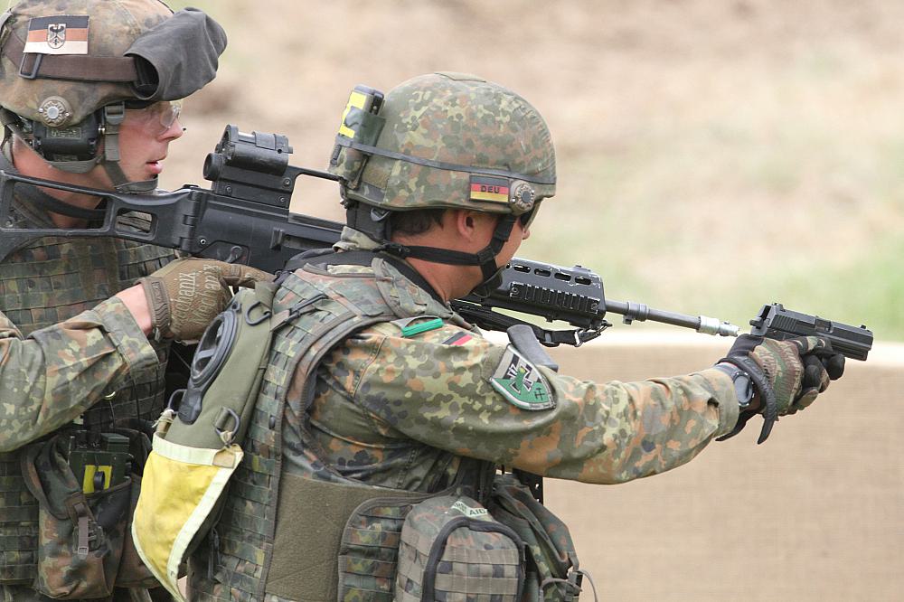 Bundeswehr-Soldat mit Pistole (Archiv)