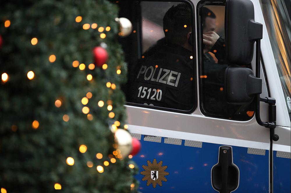 Polizei auf Weihnachtsmarkt (Archiv)