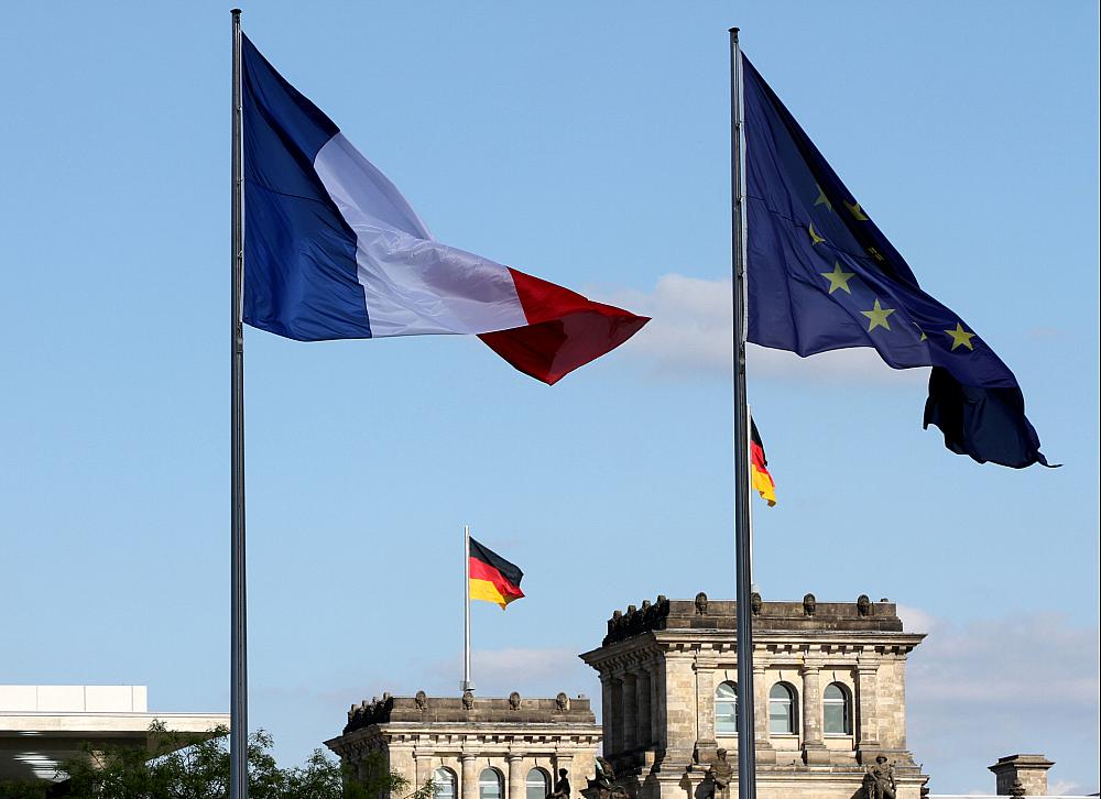 Fahnen von Deutschland, Frankreich und der EU (Archiv)