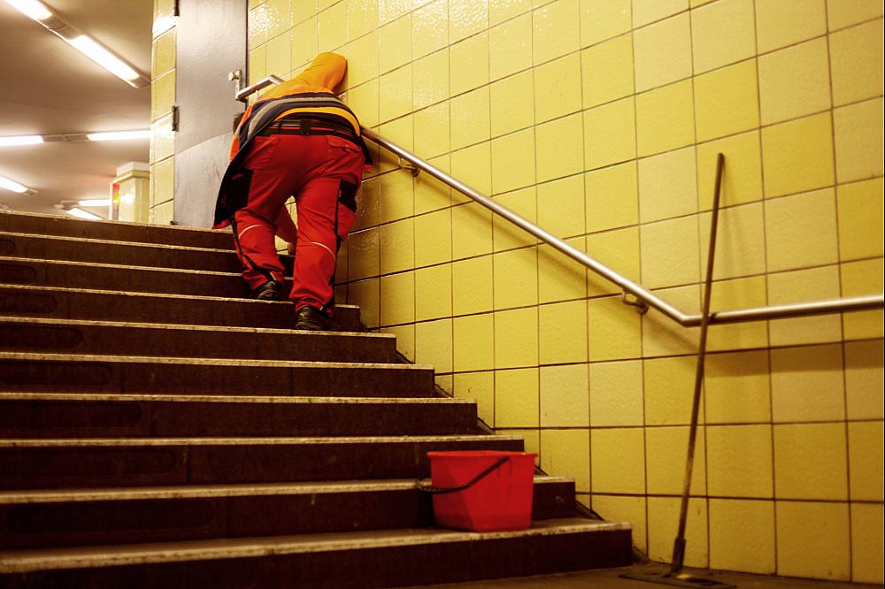 Reinigungskraft in einer U-Bahn-Station (Archiv)