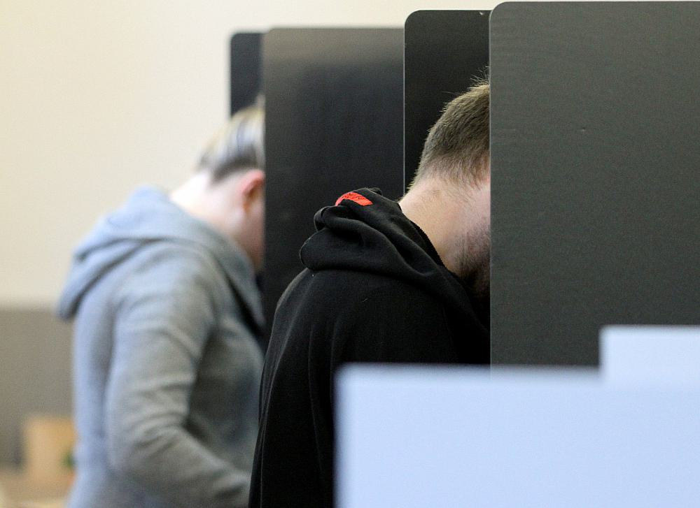 Wähler in einem Wahllokal (Archiv)
