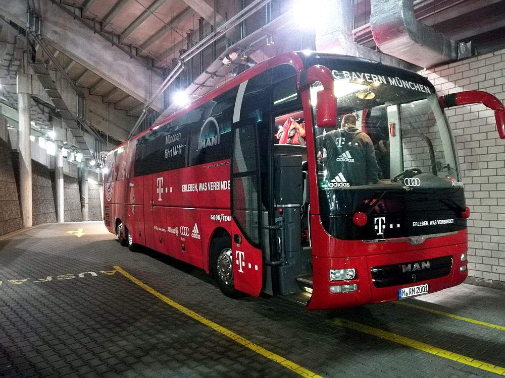 Mannschaftsbus des FC Bayern (Archiv)