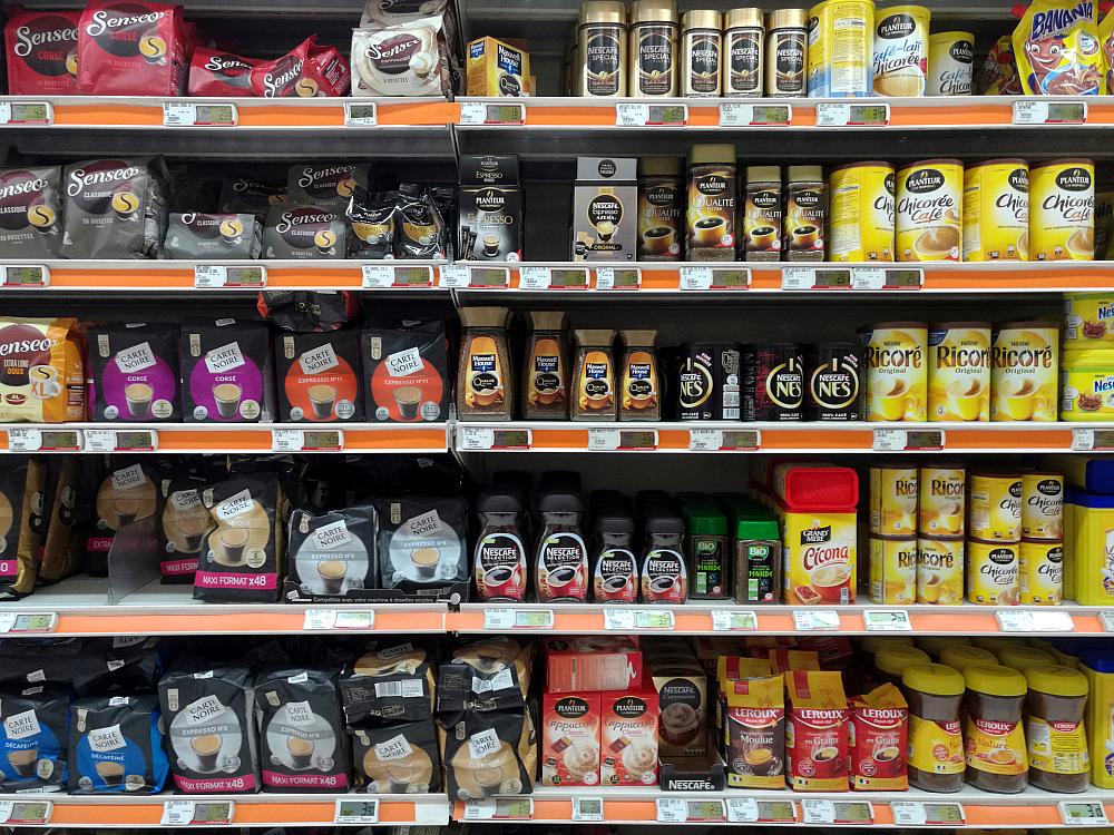 Kaffee und Tee im Supermarkt (Archiv)