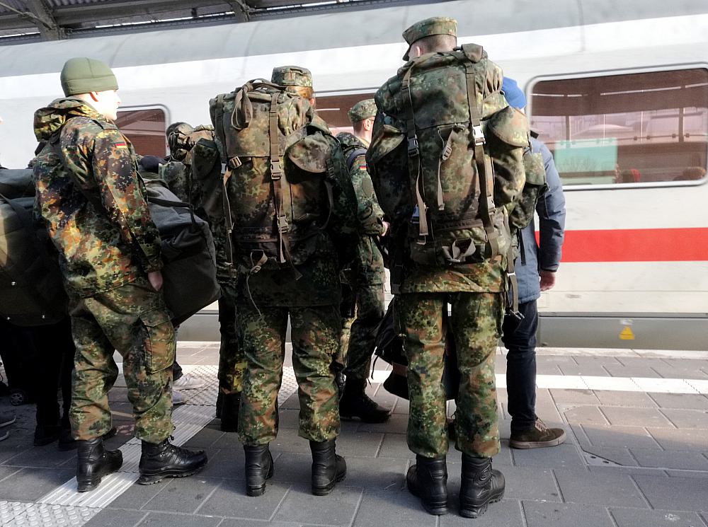 Bundeswehrsoldaten fahren Bahn (Archiv)