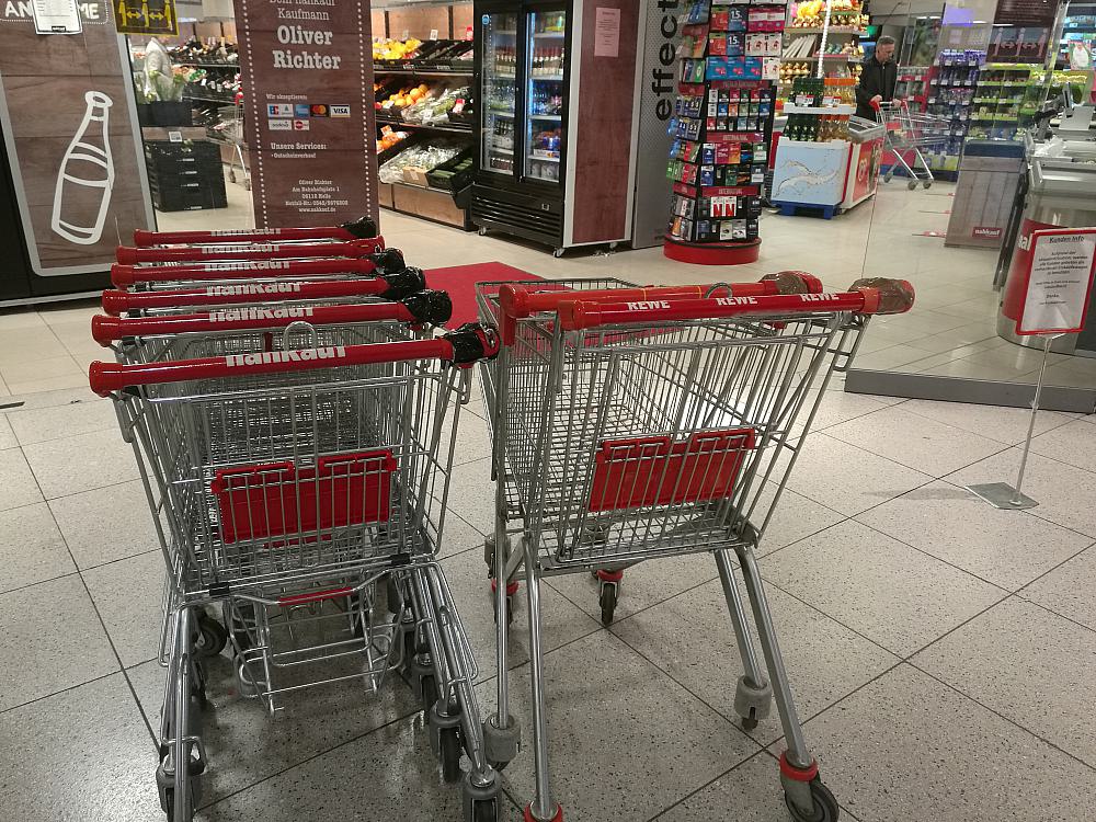 Einkaufswagen vor einem Supermarkt (Archiv)