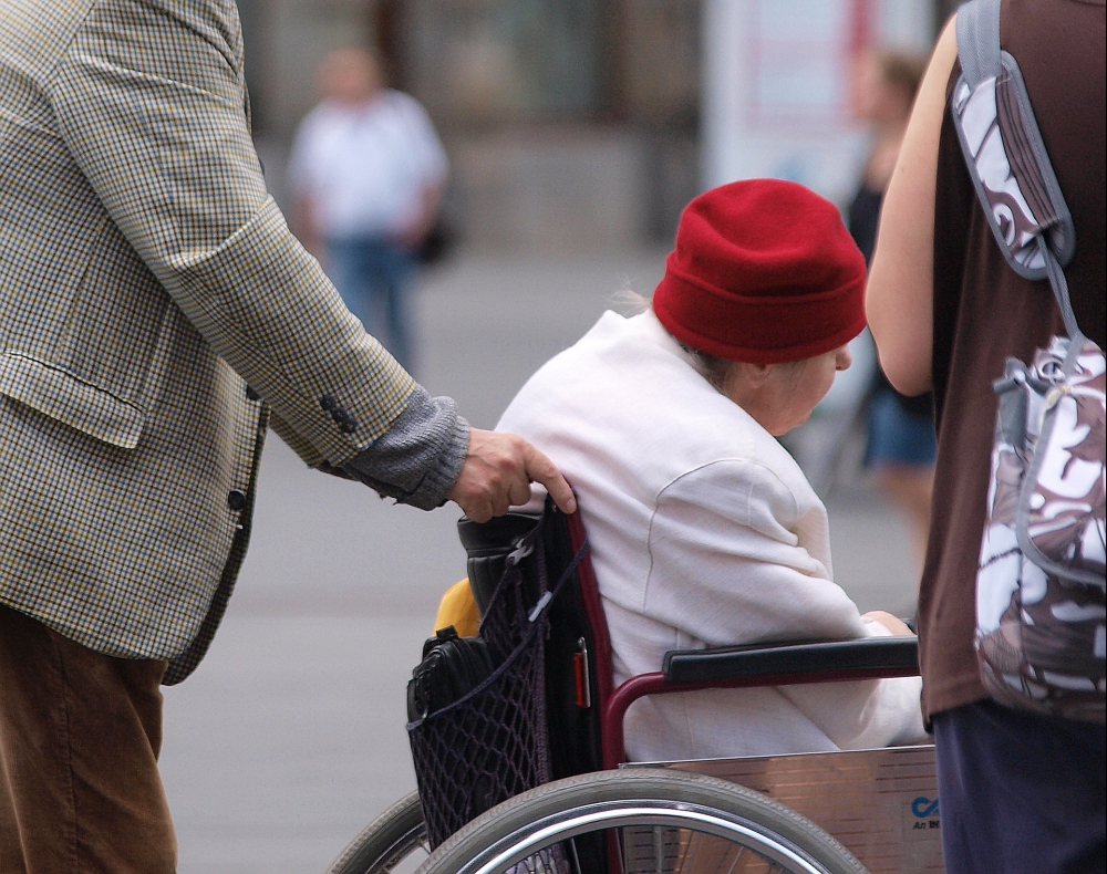 Seniorin im Rollstuhl