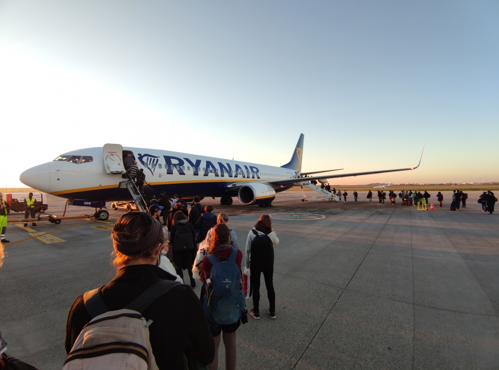 Passagiere laufen über das Rollfeld zu einem Ryanair-Flugzeug (Oktober 2021)