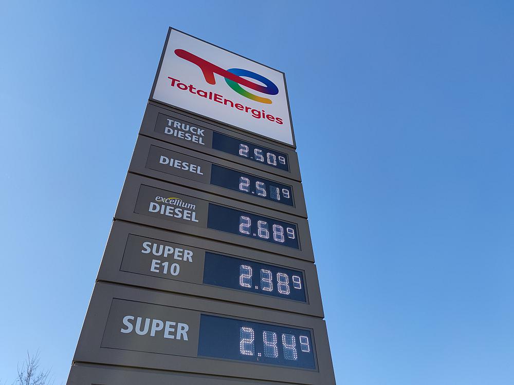 Autobahn-Tankstelle im März 2022