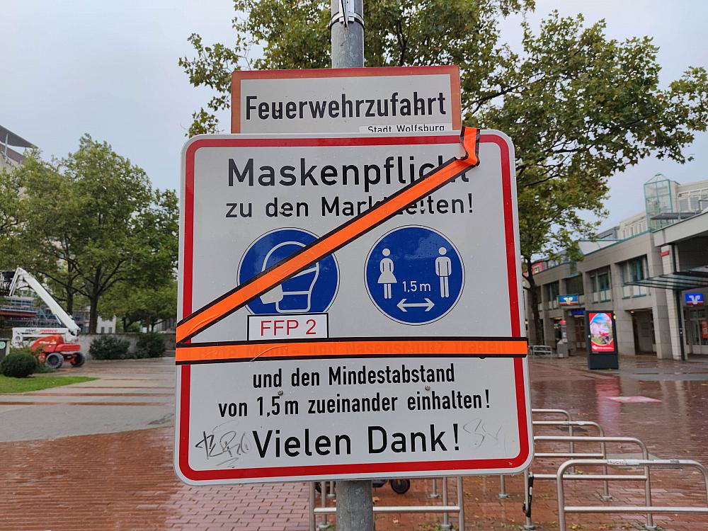 Abgeschaffte Maskenpflicht und Abstandsregeln in einer Fußgängerzone
