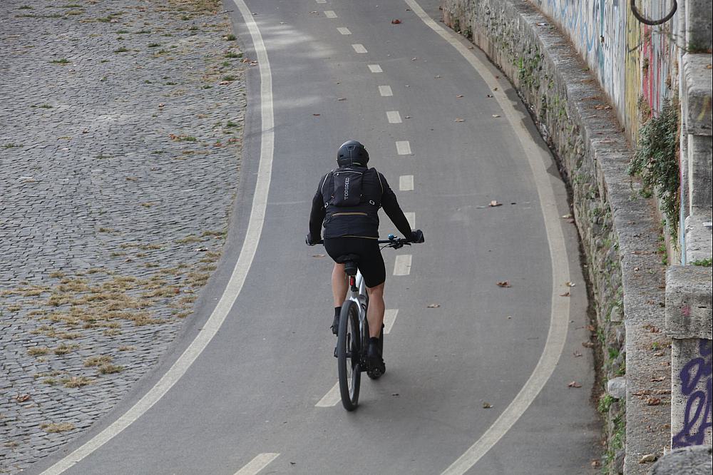 Fahrradfahrer auf Fahrradweg