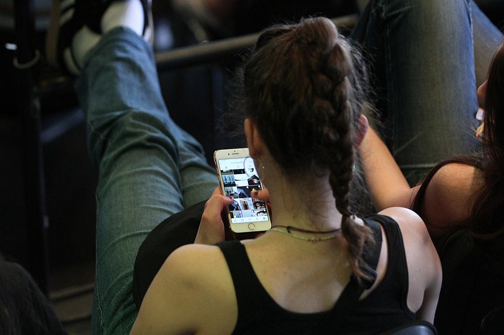 Junge Frau mit Smartphone