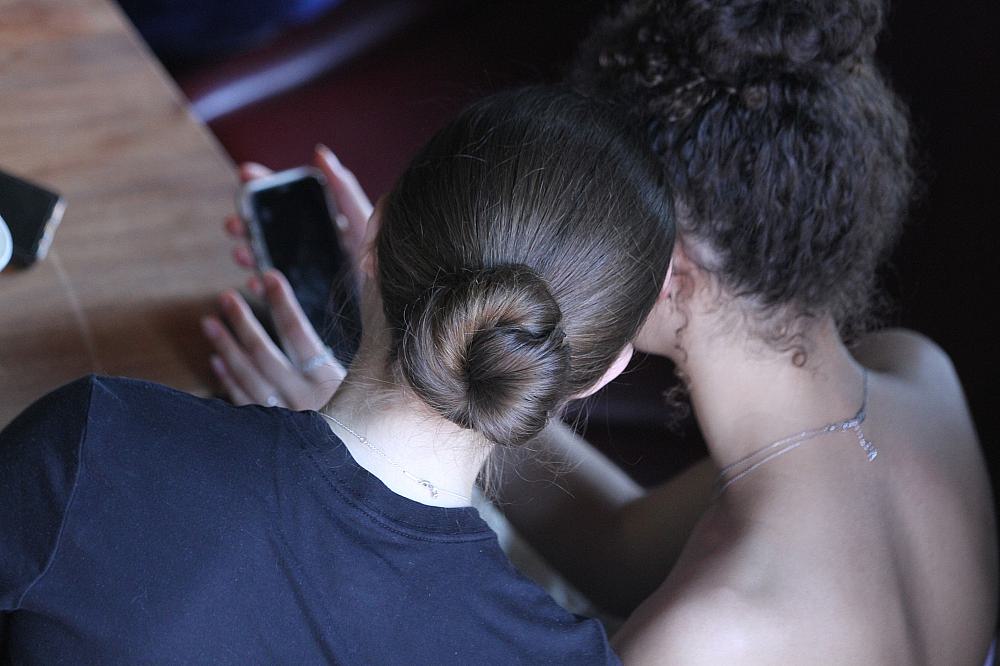 Junge Frauen mit Smartphone
