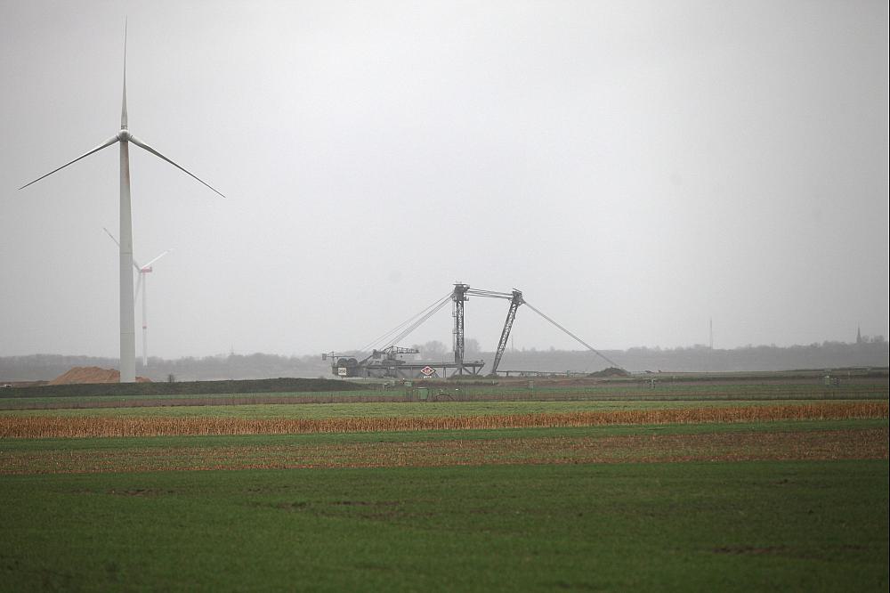 Windrad und Schaufelradbagger