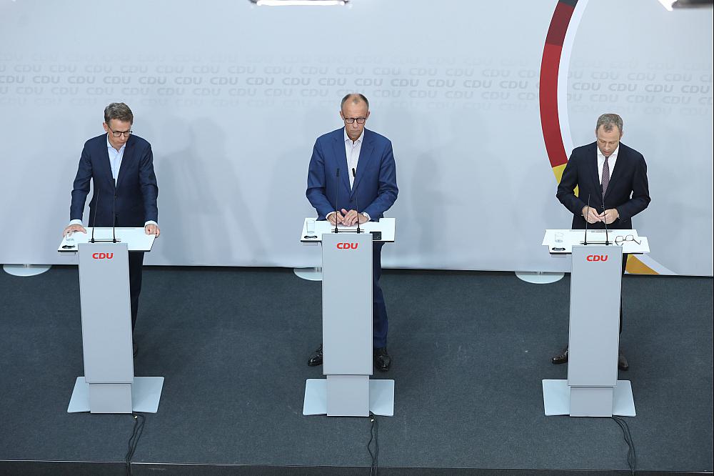 Carsten Linnemann, Friedrich Merz und Mario Czaja am 12.07.2023