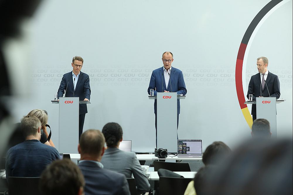Carsten Linnemann, Friedrich Merz und Mario Czaja am 12.07.2023