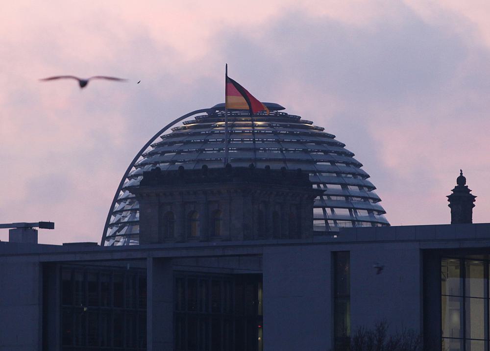 Reichstagskuppel bei Sonnenaufgang (Archiv)