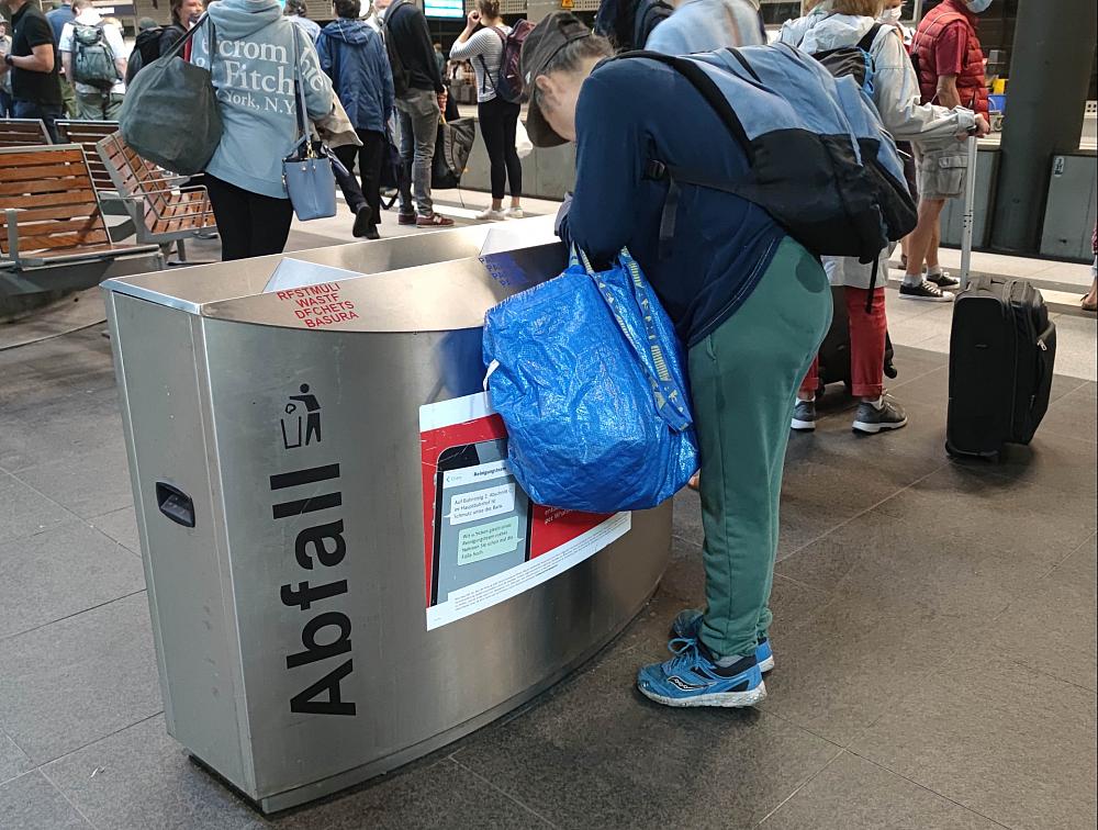 Eine Frau wühlt in einem Abfalleimer (Archiv)