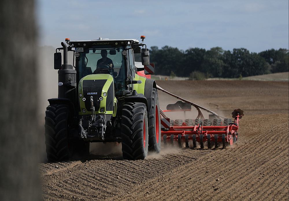 Bauer mit Traktor (Archiv)