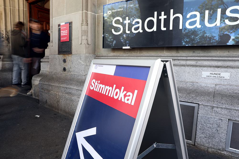 Wahllokal für Schweizer Parlamentswahlen 2023 am 22.10.2023