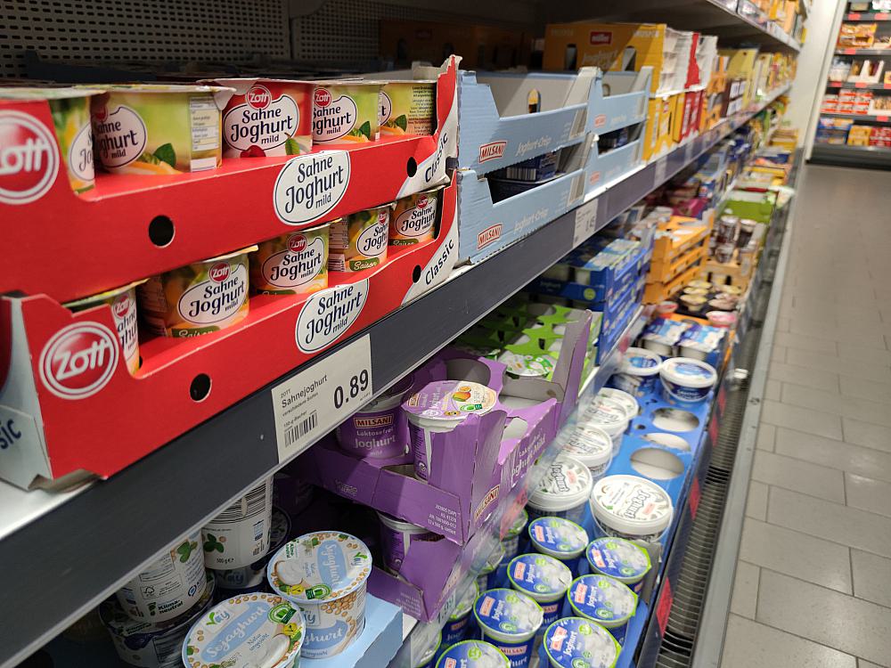 Joghurt in einem Supermarktregal (Archiv)