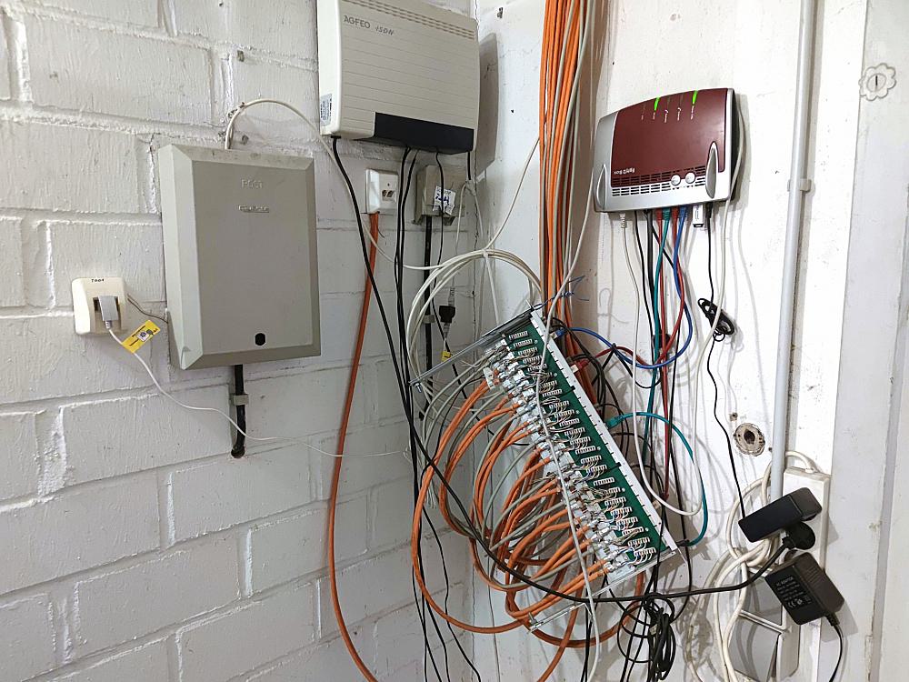 Netzwerk-Kabel in einem Hausanschlussraum (Archiv)