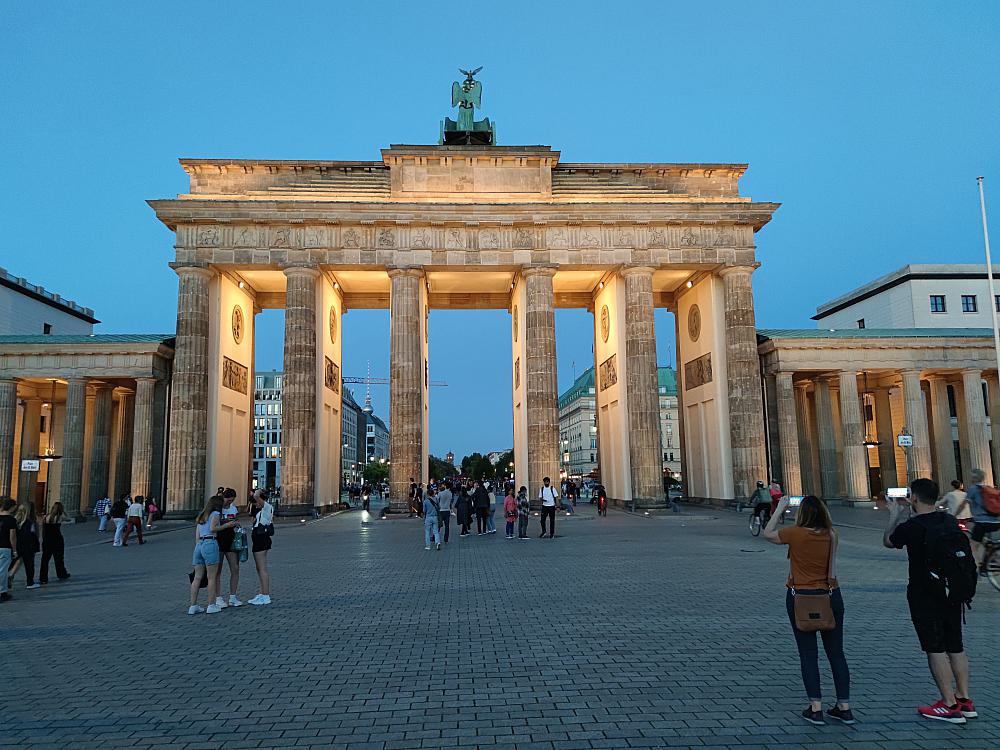 Touristen vor dem Brandenburger Tor (Archiv)