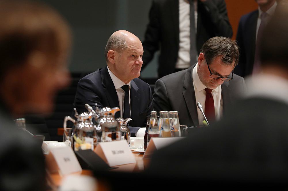 Olaf Scholz und Wolfgang Schmidt bei der MPK am 06.11.2023